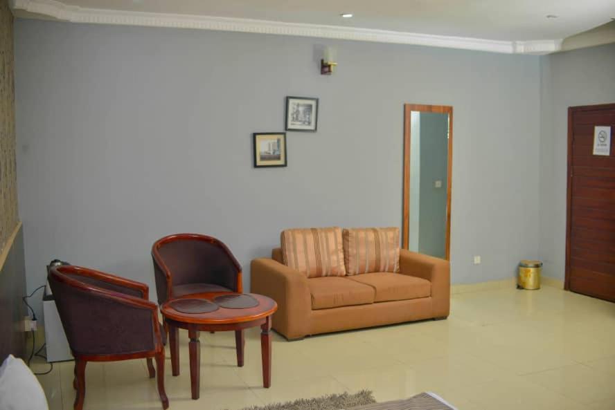 Fawzy Hotel Ibadán Exterior foto